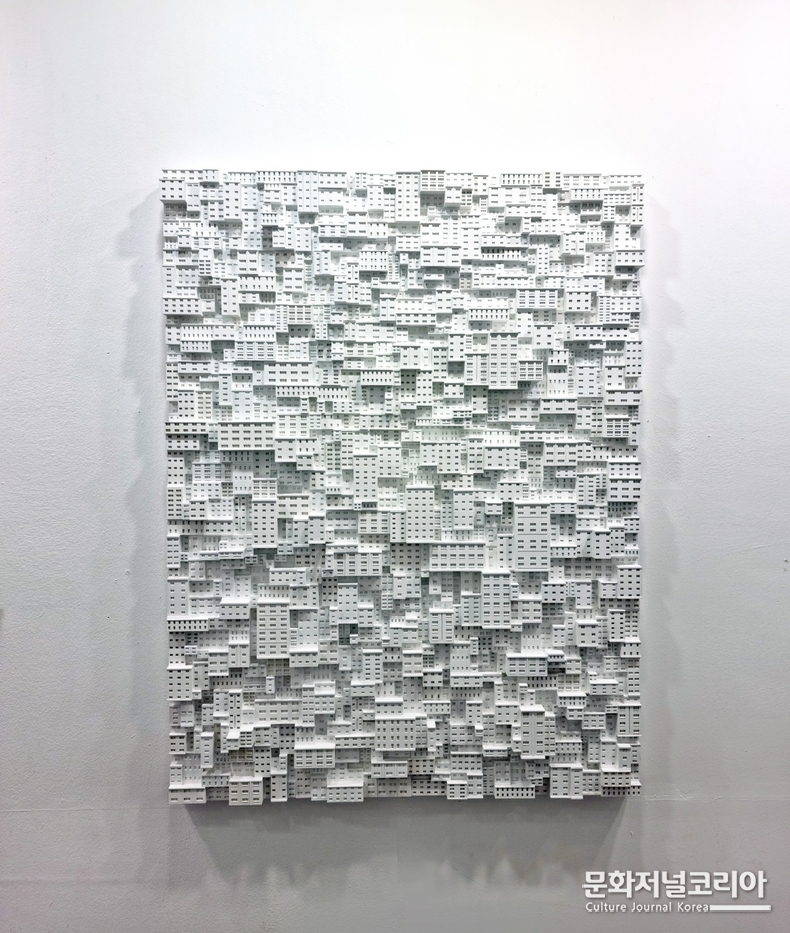 The PRISM - 일곱가지 스펙트럼 그룹전, 조윤국, Subtopia_White06, Royal board, Acrylic, Mixed media, 2023(사진제공=스타트아트 코리아)