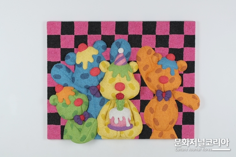 The PRISM - 일곱가지 스펙트럼 그룹전, 황승현, 생일이 아닌 날을 축하해!, Paper on Canvas, 2023(사진제공=스타트아트 코리아)