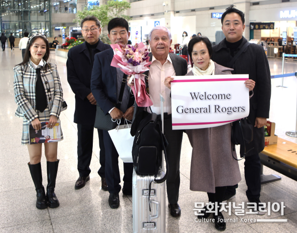 사진 = 인천공항 입국, 짐 로저스 회장 및 주최측 과 문화의 정석 유정화 대표