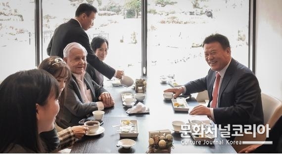 사진 = 드라마 관련 제작 회의 모습