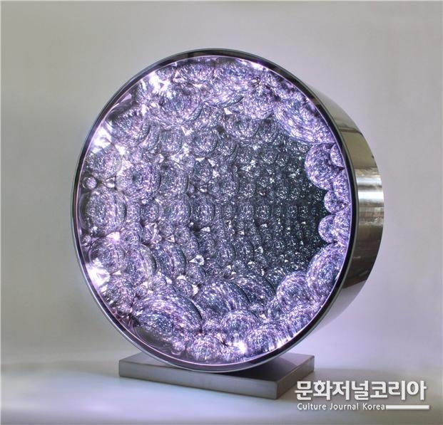 ▲ 이송준, <Wormhole70>, 70x25x70cm, 스텐레스 스틸, 2023