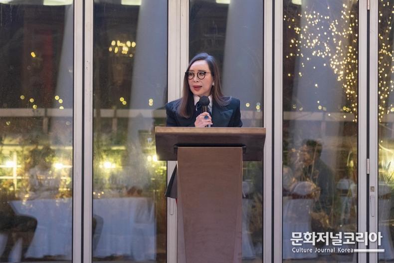 대한민국 1호 컬러리스트이며 색채화가인 '한국케엠케색연구소' 대표인 대한민국감성색채디자인협회 김민경 협회장의 인사말(사진 제공=대한민국감성색채디자인협회)