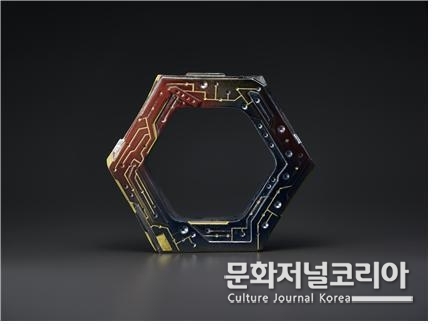 ▲홍민수, <도시이미지-도시 미학>, 35 × 10 × 35cm, 산청토, 1250도 산화소성 이후 금, 러스터 800도 소성, 2022