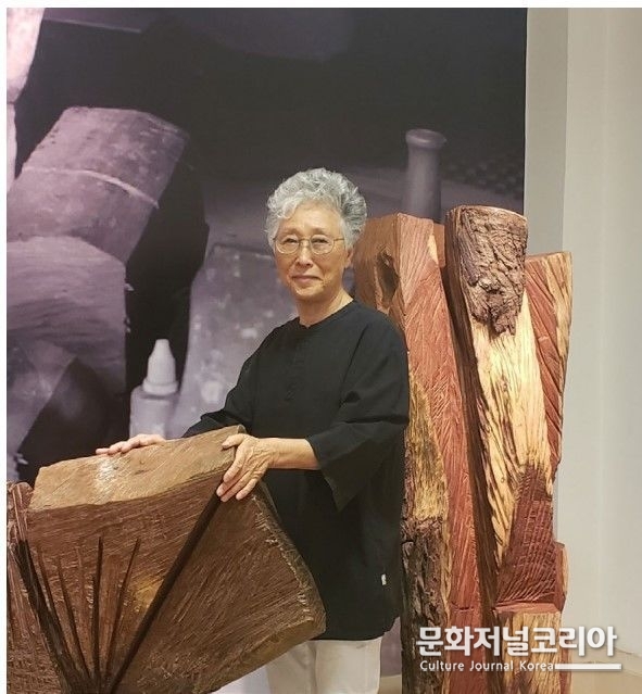 조각가 김윤신. Portrait of the artist in her studo
