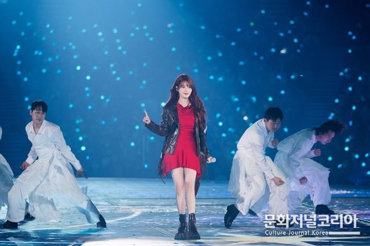 아이유, 월드투어 첫 공연 '2024 아이유 허 월드 투어 콘서트 인 서울'. (사진 = 이담 엔터테인먼트 제공)