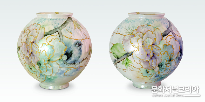 새 봄_early spring (달항아리) 30.5 x30.5cm 2023<br>
백자 위에 18k gold(수금),메탈릭,석채, 러스트, 포슬린 전용 안료<br>
2024 BAMA 프리뷰 with 아트현대 (범일동 현대백화점) 전시 
