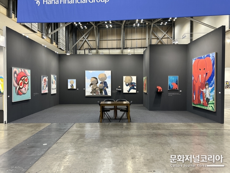 Booth No. B18에서 키다리갤러리의 소속 작가들(최형길, 신대준, 최명진)의 깊이있는 작품들과 미미작가는 첫 호흡을 맞추며 새로운 시너지를 증폭시킬 것으로 기대를 모으고 있다. 