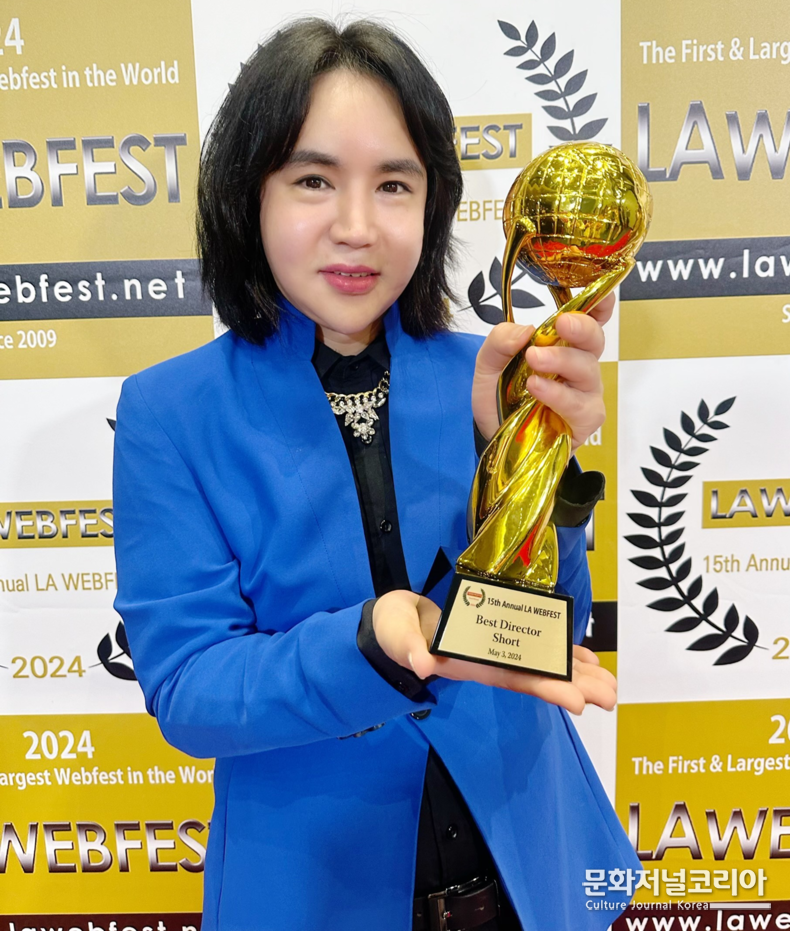 신성훈 감독..‘제15회 LA WEBFEST’트로피 인증샷 ..‘배우, 스텝들 모두 감사’