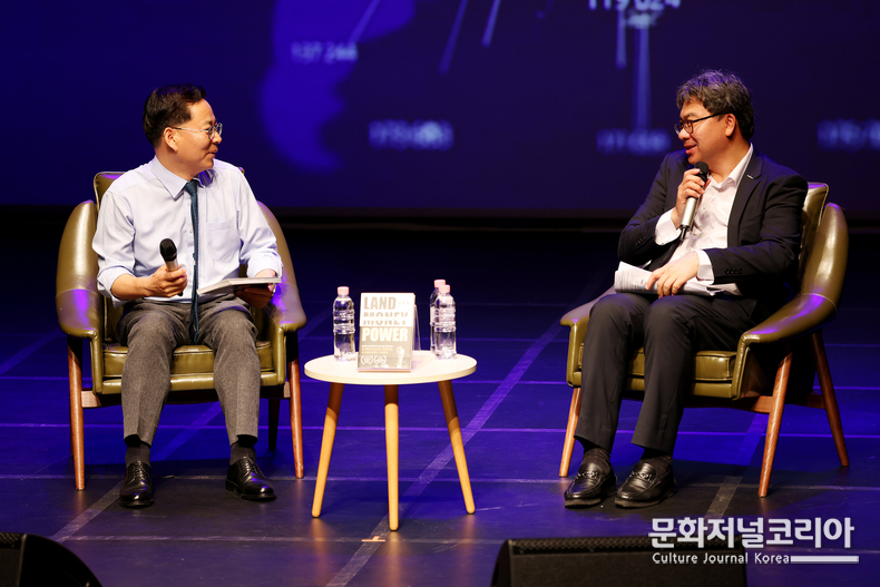 성동문화재단_대담(2023) ▲성동구 구립도서관 북콘서트 <경제 위기의 시대, 우리는 어떤 선택을 해야 하는가?> 신환종 저자와의 대담(2023)