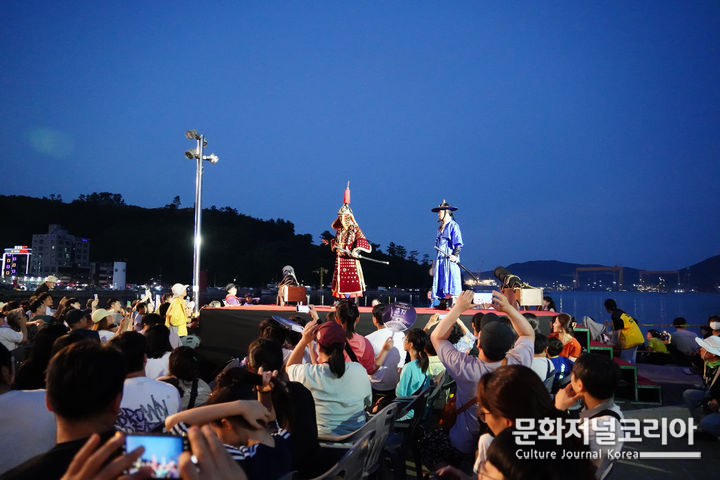  6월 15일 저녁 옥포만 해상에서 펼쳐질 뮤지컬 ‘옥포해전’ 지난해 공연 모습.(사진=거제시 제공