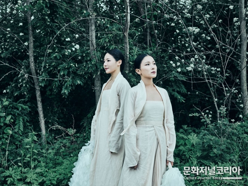만신 페이퍼 샤먼_콘셉트 사진 (1)_주인공 실 역 김우정, 박경민
