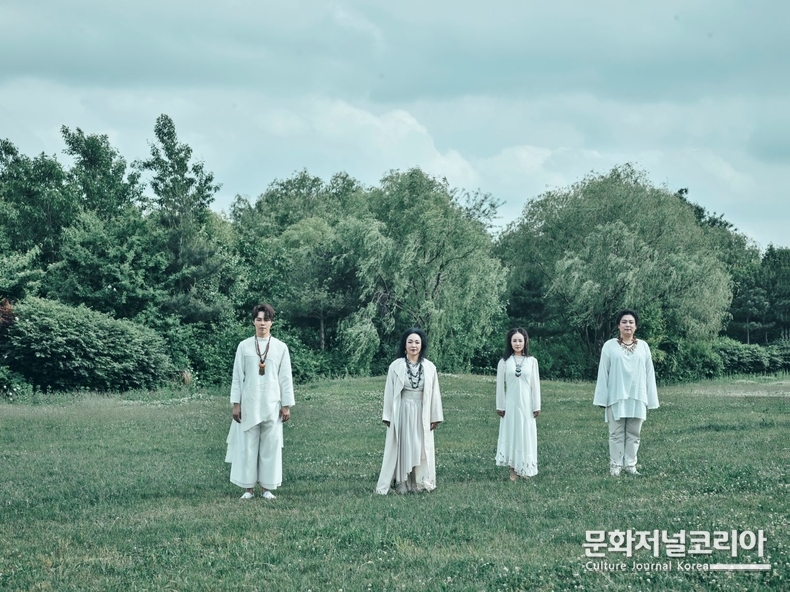 만신 페이퍼 샤먼_콘셉트 사진 (2)