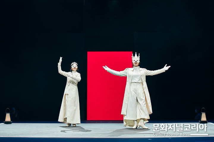 9일 서울 홍익대 대학로아트센터 대극장에서 개막한 연극 '햄릿'의 공연 장면. (사진=신시컴퍼니 제공)