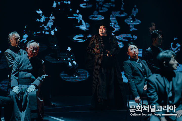 연극 '햄릿'의 공연 장면. (사진=신시컴퍼니 제공)