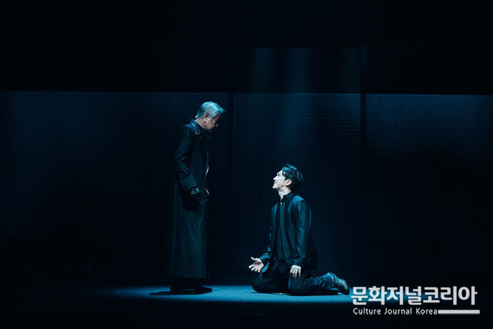 연극 '햄릿'의 공연 장면. (사진=신시컴퍼니 제공)