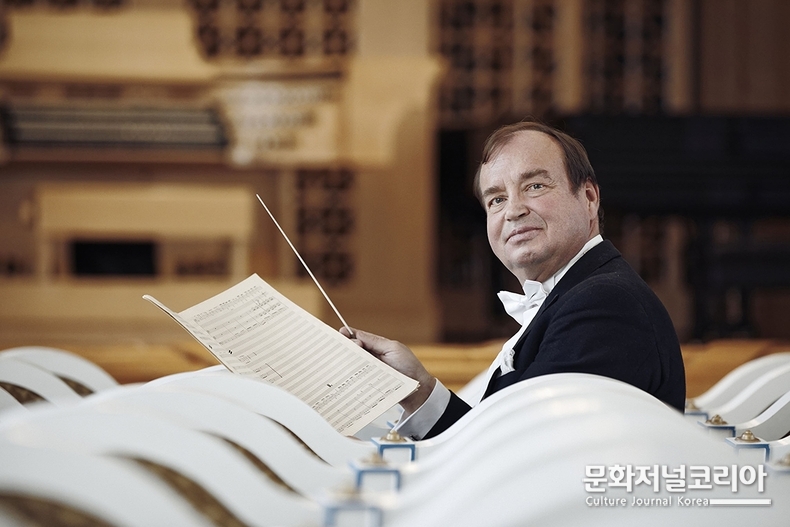 지휘 레오시 스바로프스키 (c) David Christian Lichtag