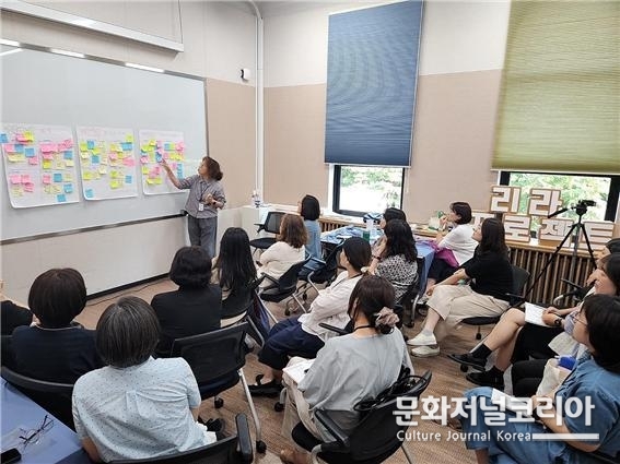 리라프로젝트 작은도서관 활동가 워크숍 ‘인트로 리라’에 참여한 작은도서관 활동가들이 개별 도서관 프로젝트를 듣고 SWOT 분석을 함께하고 있다