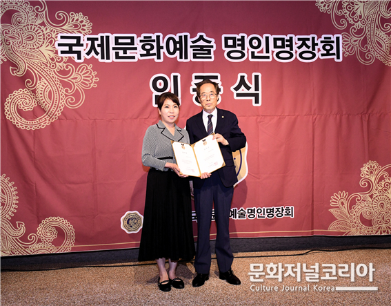 사진_ 김승옥 국제문화예술민화명장 후원회 부회장 및 감사장 수여(왼쪽부터 김승옥, 김창환)