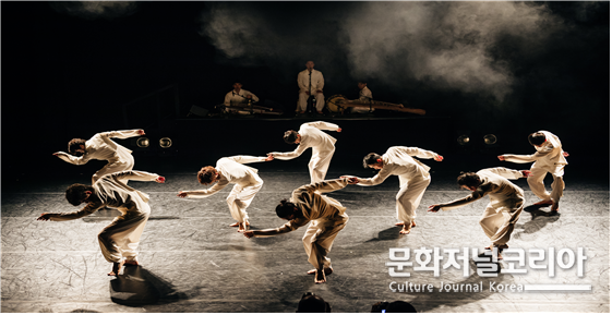 싱가포르 The Dance Company 상주 안무가로 활동 중인 김재덕이 이끄는 모던테이블의 <속도>