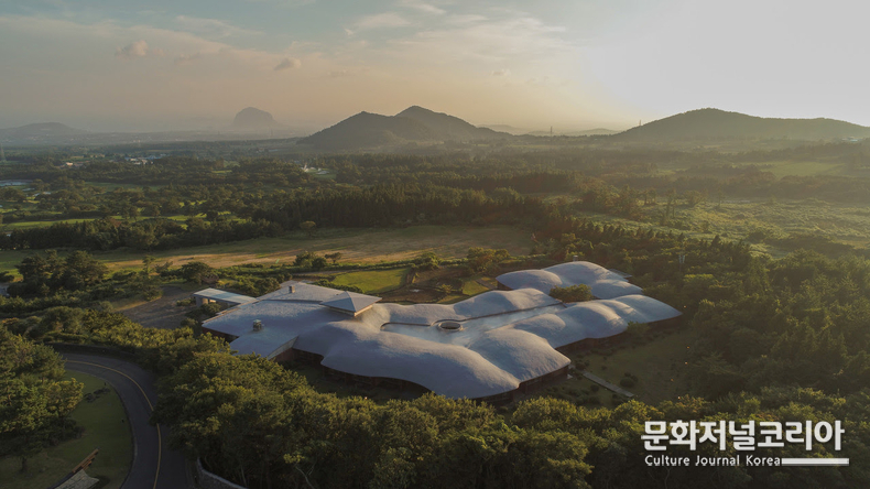 제주 포도호텔이 오는 11월 1일까지 예술 전시와 호캉스를 동시에 즐길 수 있는 2박 전용 Artful Stay(이하 아트풀 스테이) 패키지를 신규 출시했다.