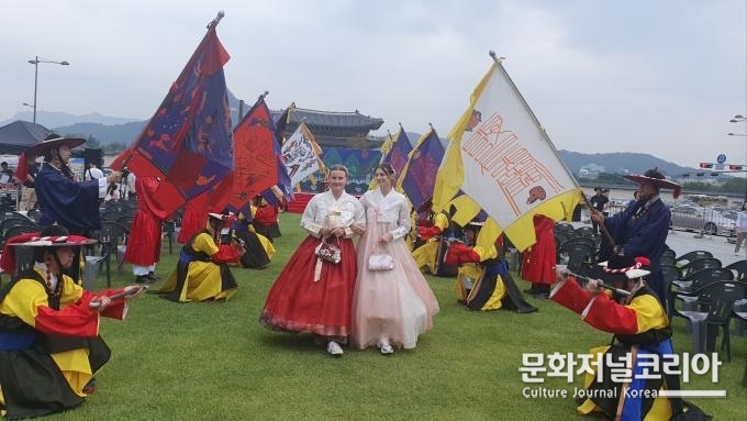 사진 설명) 외국인 관광객이 즐거운 모습으로 의장대 사열을 하고 있다.