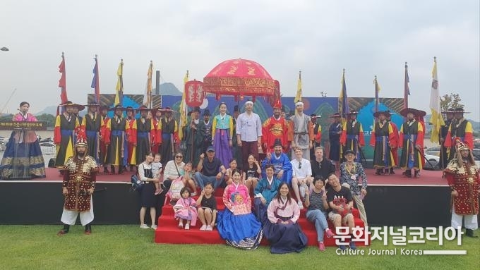 사진 설명) 신문고 민정진언 재현극 출연진과 시민들의 기념 사진 촬영