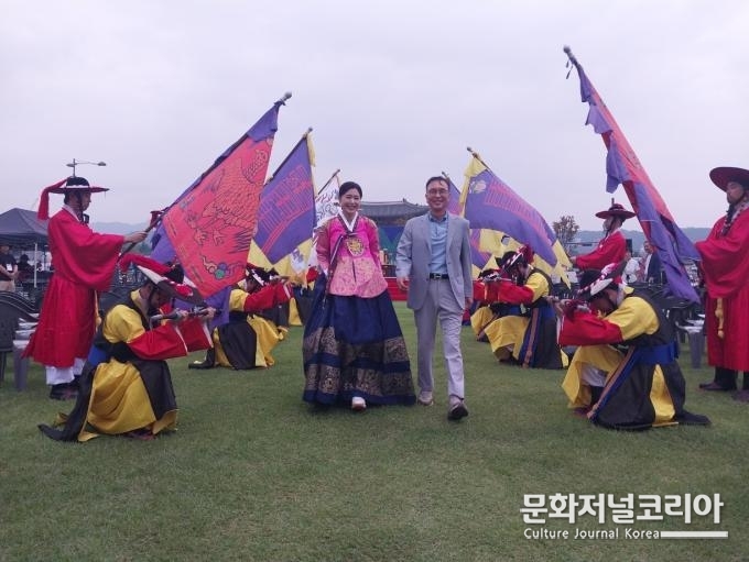 사진 설명) 송창용 이사장이 한복을 입은 시민과 함께 의장대 사열을 하고 있다.