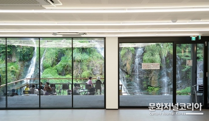 서울 서대문구가 서울의 대표 관광명소로 발돋움한 '카페 폭포' 증축 공사를 마무리하고 최근 2층을 개장했다고 13일 밝혔다. (사진=서대문구 제공).