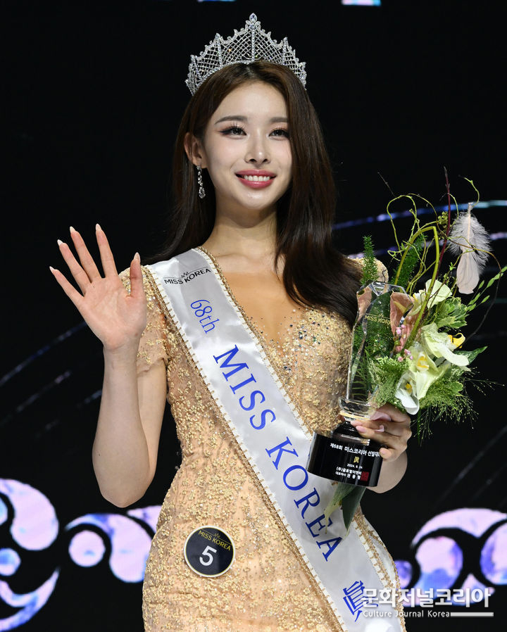주최 제68회 미스코리아 선발대회에서 미스코리아 진의 영예를 안은 김채원(23.·서울경기인천 진)씨가 트로피와 꽃다발을 들고 환하게 웃고 있다. (사진=한국일보 제공)