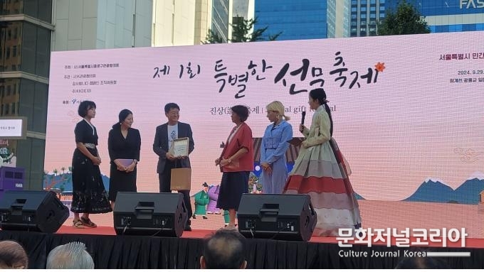 사진설명) 세종국어문화원(원장 김슬옹)에서 인도네시아 대사관 참사관에게 순 우리말 이름을 선물하고 있다. <br>
사단법인 서울특별시종로구관광협의회(2024.10.2.)