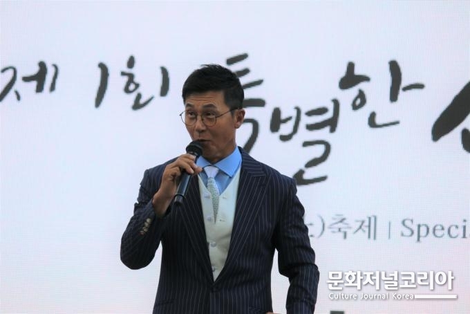 사진설명) 탤런트 이정용씨가 축하공연을 펼치고 있다. 사단법인 서울특별시종로구관광협의회(2024.10.2.)