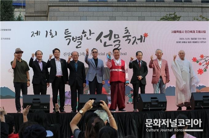 사진설명) 전상현회장과 윤종복 시의원 등 관계자들이 제1회 특별한 선물 축제 개막선언을 하고 있다. (우측부터 상인스님, 신동은 이사,<br>
윤종복시의원, 전상현회장, 송창용이사장, 장병학회장, 유병완위원장, 조성우이사, 김종진 단장)
