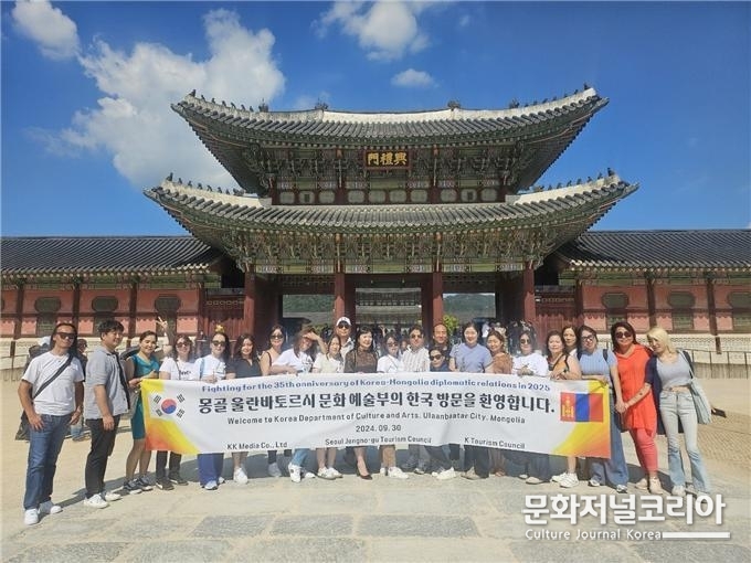 사진설명) 사)K관광협의회 등 주최 측에서 몽골 울란바트로시 뭉크촐롱(DOLGORSUREN MUNKHCHULUUN)부장 일행을 대상으로 청와대 권역 팸투어를 진행하고 있다.