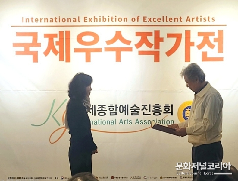 부산시의회 의장상 수상장면_ 정이현 작가