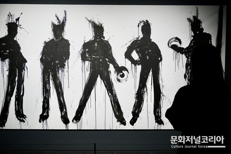 ‘리처드 햄블턴’ <다섯개의 그림자(2005)> 작품 앞