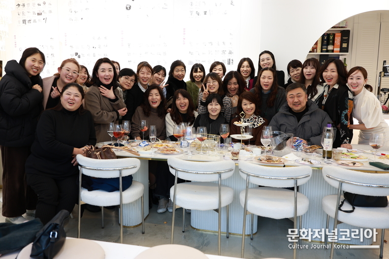 사진) 전시 오프닝 단체 사진 뤄니갤러리 제공