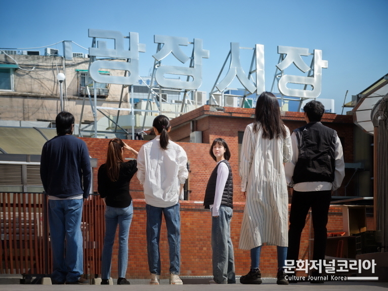 02. (홍보사진) 두산인문극장 2025 지역_뮤지컬_광장시장 ©두산아트센터 (2)