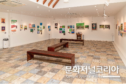故 김두엽작가 생전 사용하던 나무책상과 미술품도 전시 중이다. 