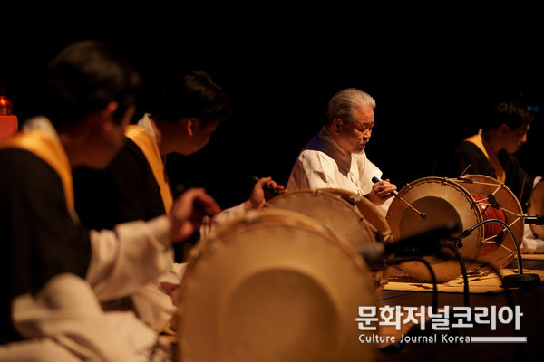 ▲<김덕수>명인과 <사물놀이 이서> 연주모습 / 제공:(주)예술숲
