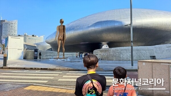 손자들이 관심을 보인 거대한 우주선 모양의 DDP 