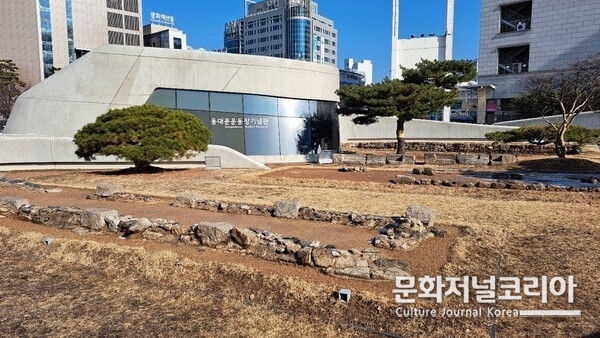 운동장에서 발견된 유구 