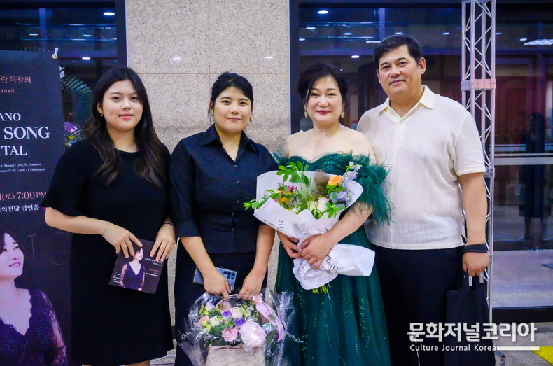 공연장을 찾아 응원하러 온 송애란 소프라노 가족사진