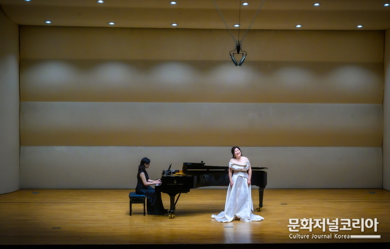 전주 한국소리문화의전당에서 열린 송애란 소프라노의 독창회, 깊은 감성을 전달하는 무대 전경 