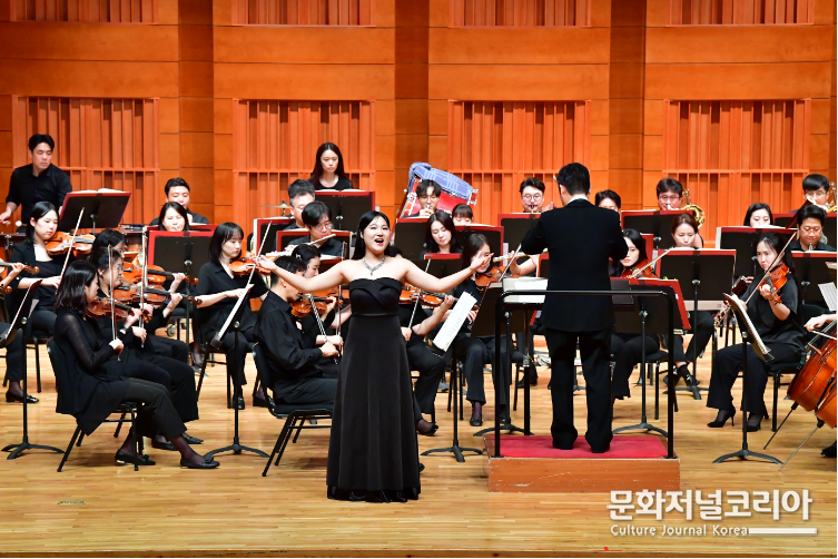 지난해 열린 제 23회 국립오페라단 성악콩쿠르에서 대상을 수상한 소프라노 최영원의 모습. 