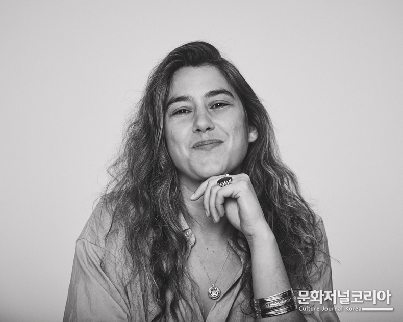 2026부산비엔날레 전시감독 에블린 사이먼스(Evelyn Simons)