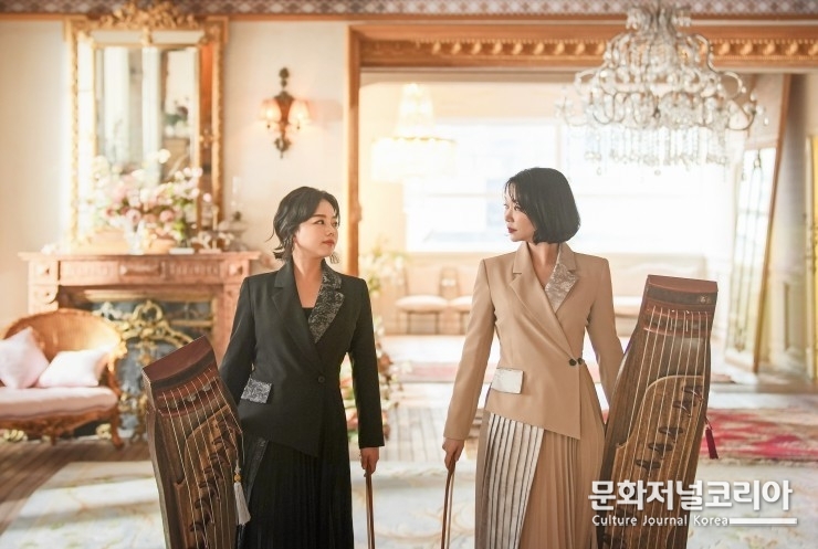 김보은과 조누리로 구성된 여성 아쟁 이중주 ‘뮤이스트_사진