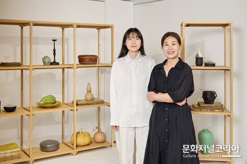 <strong>금속공예가 이윤정(왼쪽) 씨와 박갑순 전북 무형유산 지호장</strong>