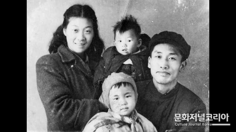  ▲ 왕후이(WANG Hui) 감독의 다큐멘터리 영화 ‘정원사와 독재자(The Gardener and the Dictator)’에서 왕 감독의 할아버지 할머니 옛 식구사진 <br>
(사진제공 = EBS국제다큐영화제)