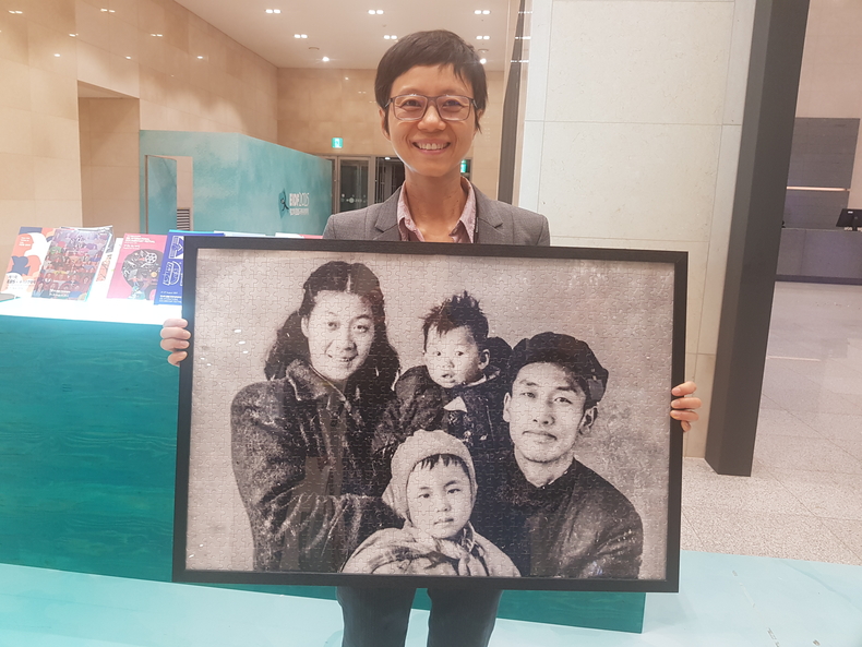  ▲ 왕후이(WANG Hui) 감독은 EBS국제다큐영화제에서 선물한 퍼즐로 만들어진 왕 감독의 할아버지 할머니 옛 식구사진과 사진을 찍는 것을 흔쾌히 허락하며<br>
사진을 들어주었다. ⓒ 김한솔 기자