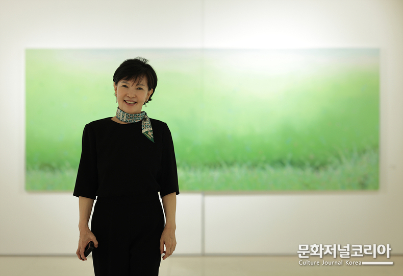 이영수 작가가 자신의 작품앞에서 미소를 띄우고 있다.(자료 제공_세종뮤지엄갤러리)